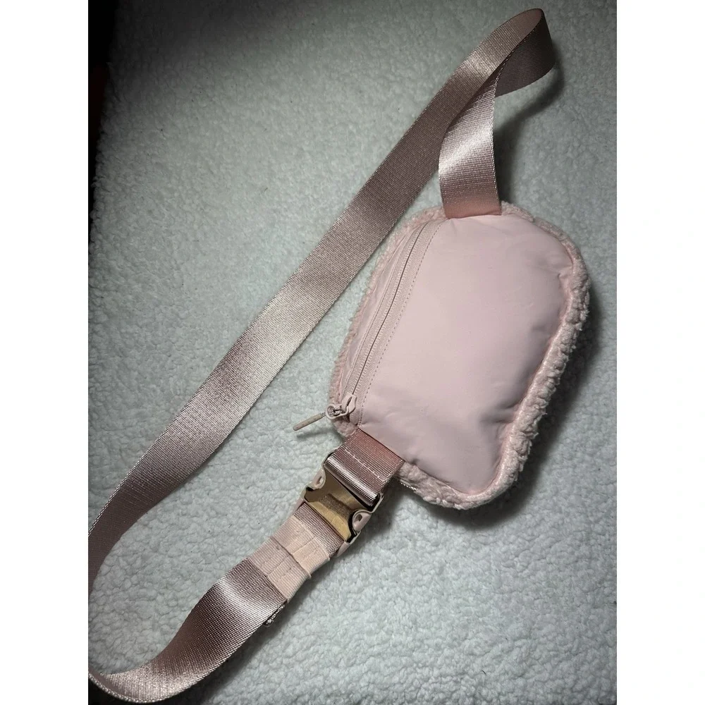 Lululemon Everywhere Belt Bag Fleece One Size 1L‎ Pink Mist Gold Hardware